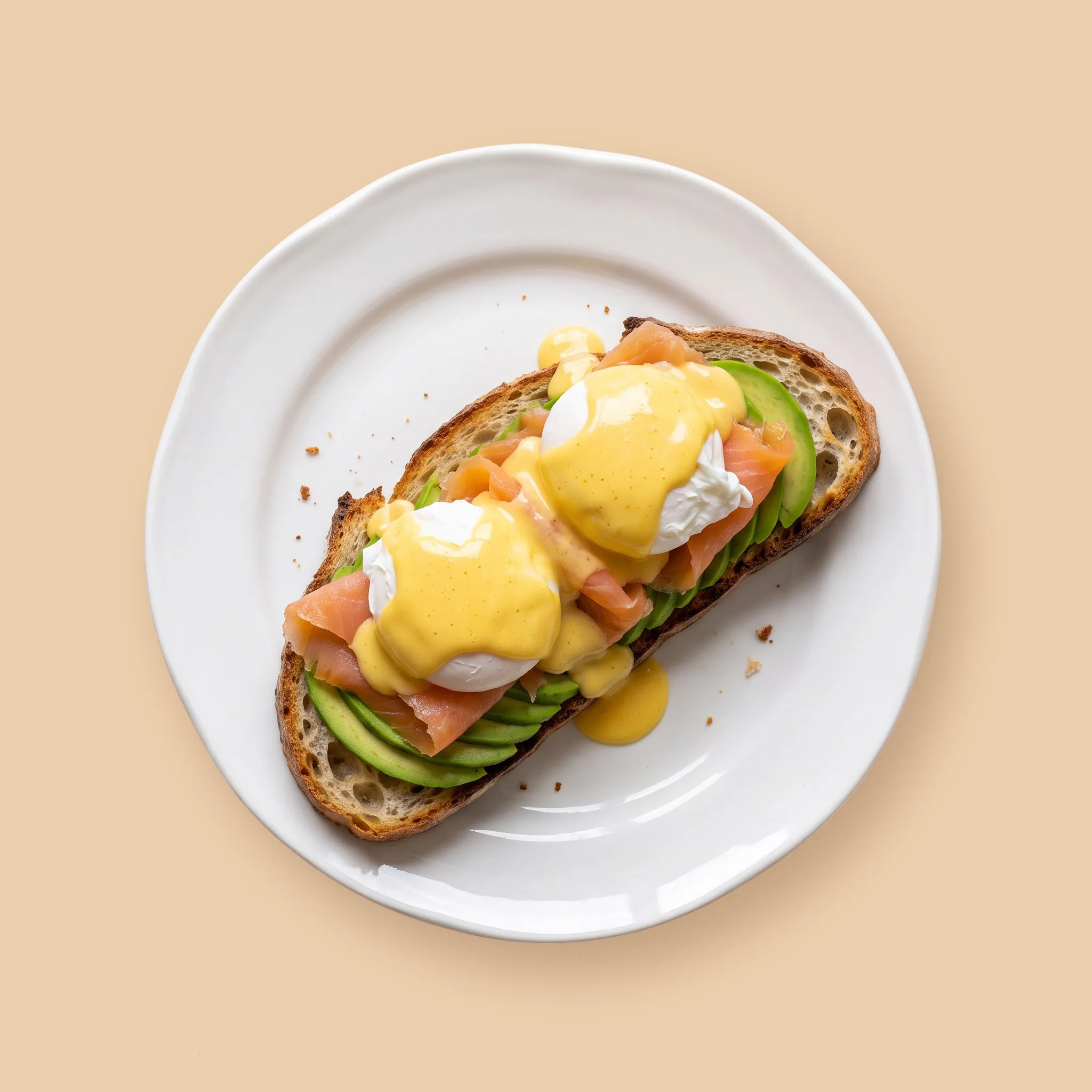 Benedict Atlántico: tostada de masa madre con aguacate, salmón ahumado, huevo poché y salsa holandesa