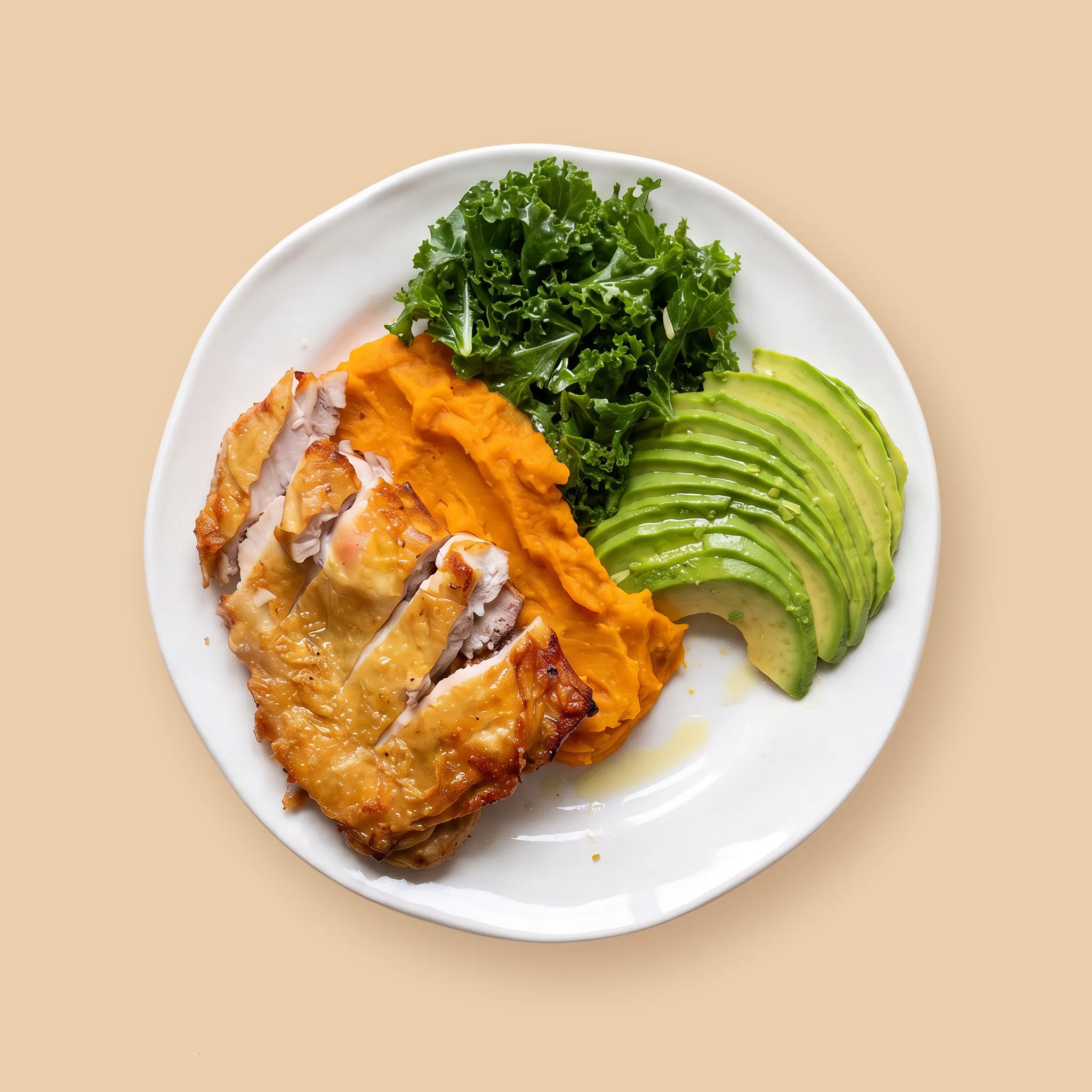 The Golden Chicken: pollo dorado con puré de boniato, ensalada de kale, aguacate y tostada de masa madre