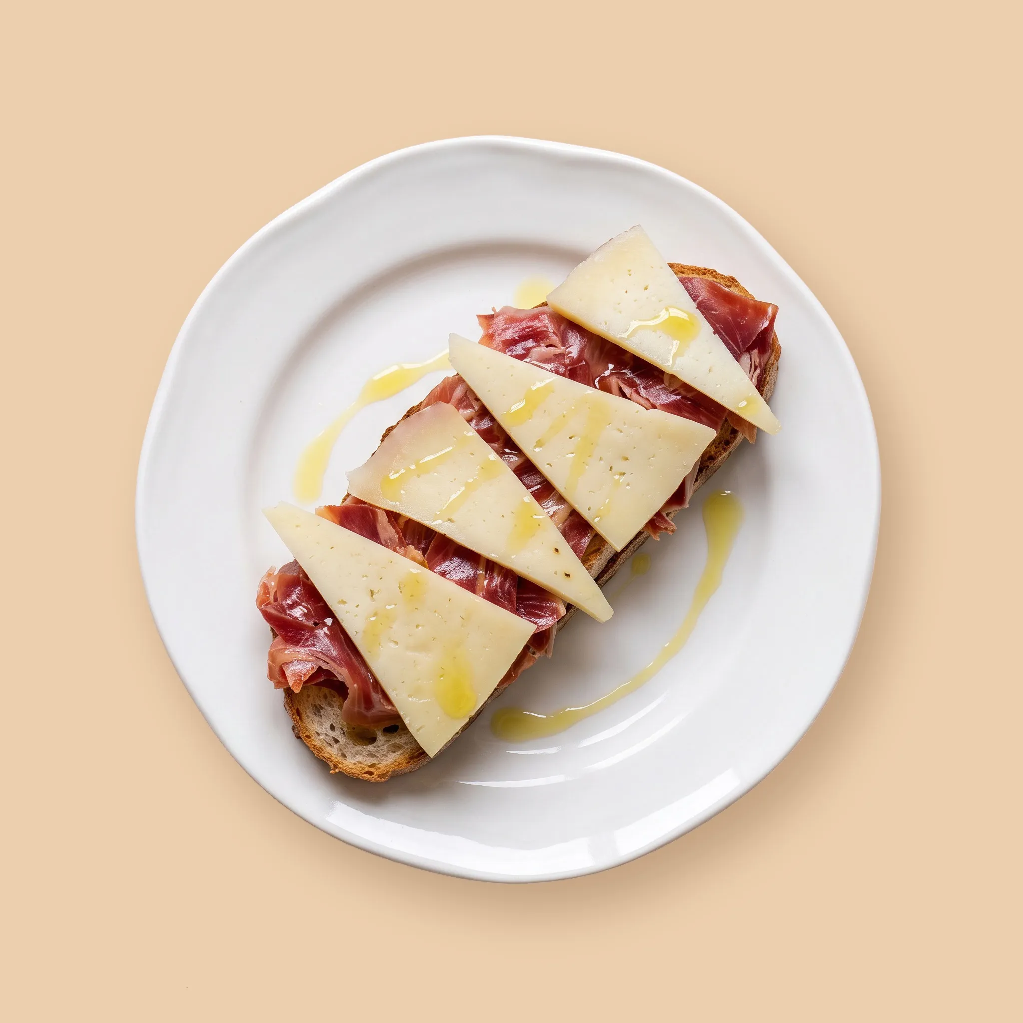 La Ibérica: tostada de masa madre con jamón ibérico, queso manchego y aceite de oliva virgen extra
