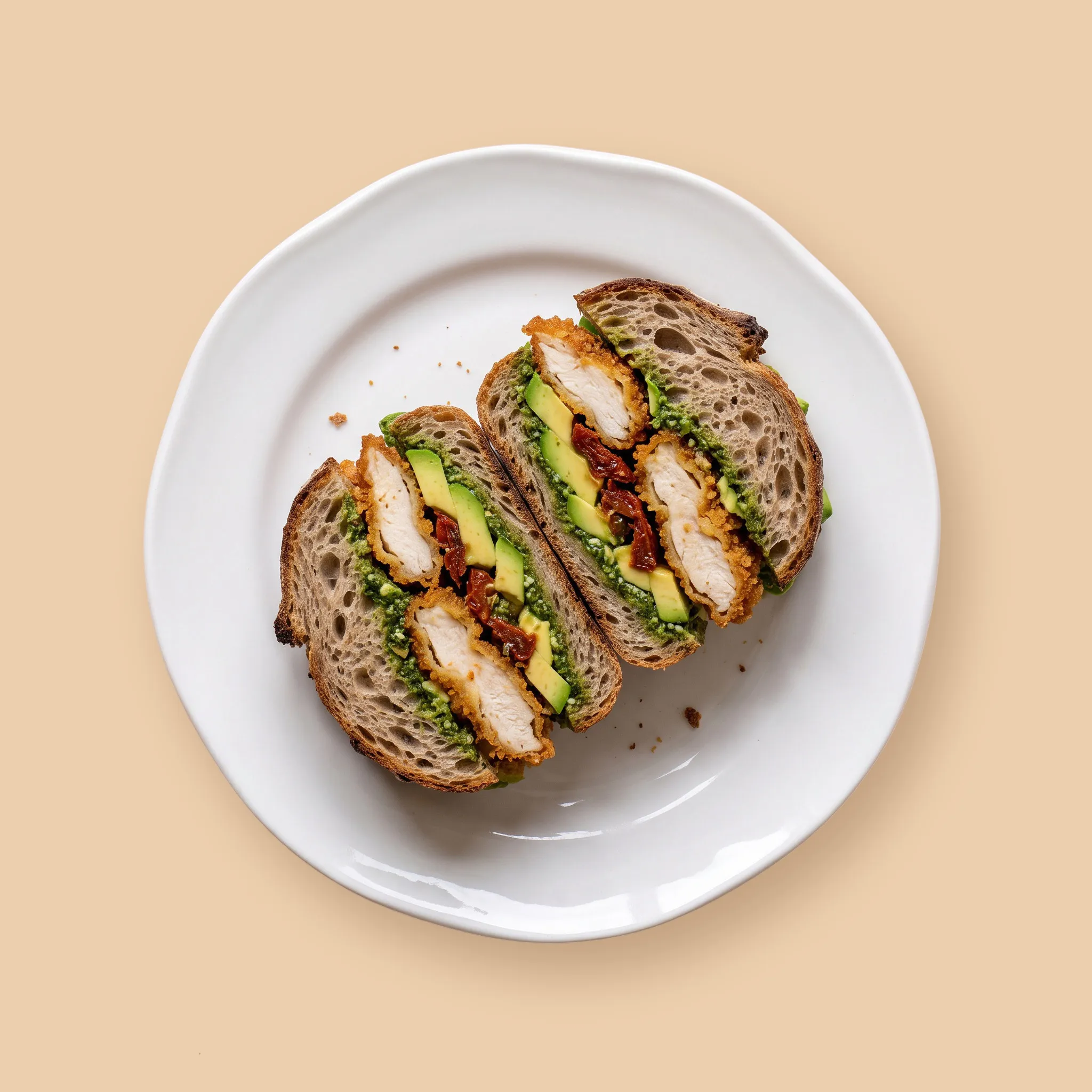 The Green Rooster: sándwich de masa madre con pollo crujiente, aguacate, tomate deshidratado y pesto, con patatas al horno