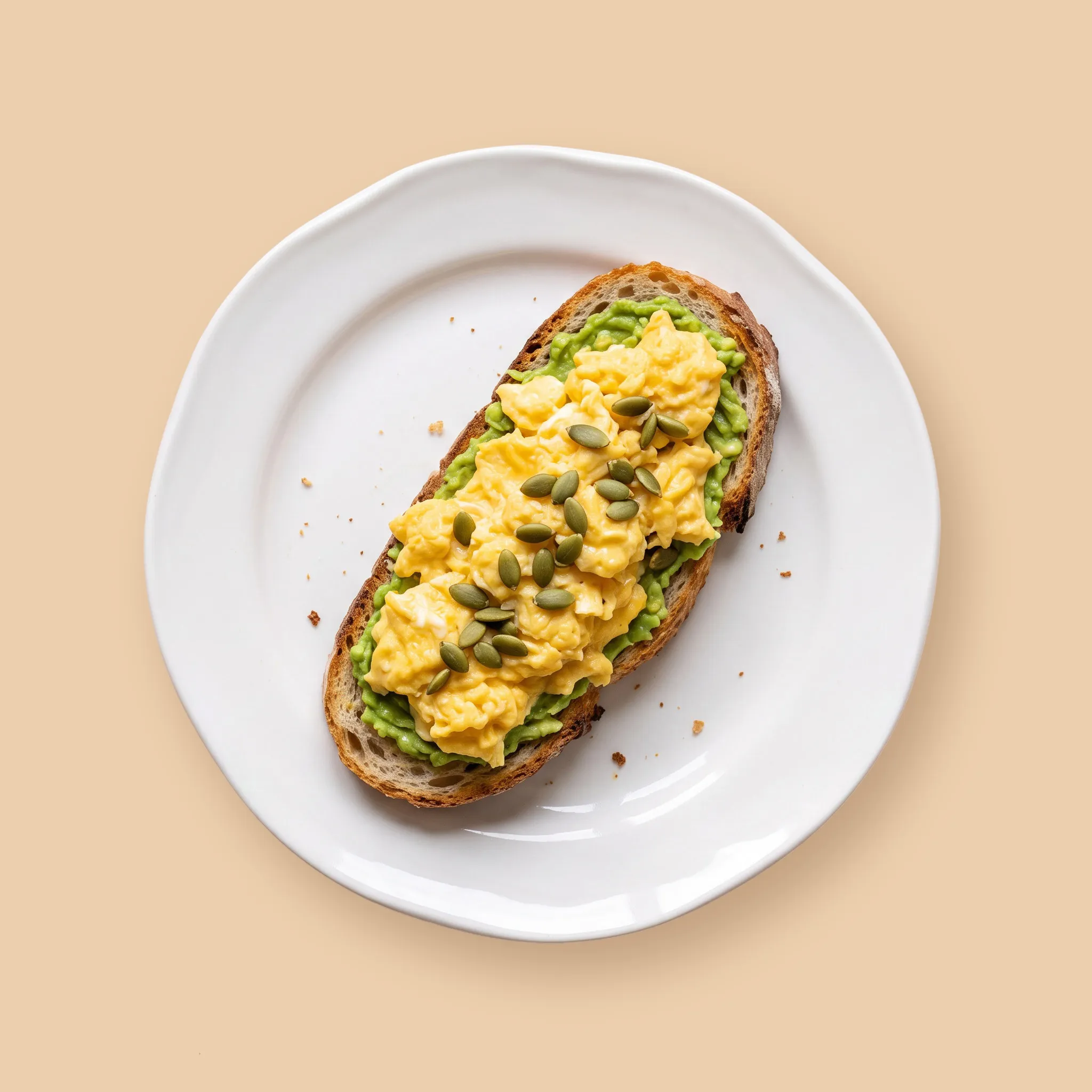 The Easy Morning: tostada de masa madre con huevos revueltos, aguacate y semillas de calabaza